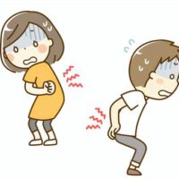 腰や背中を押さえて痛そうに前かがみになる男女のイラスト。腰痛による不安やつらさを表現している。