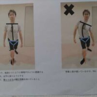 片脚で前に踏み出した動作を正面から比較した写真。左は肩と骨盤が水平に保たれ、足裏全体で安定して接地できている良い例。右は骨盤と肩が傾き、体幹が崩れている不適切な例を示している。