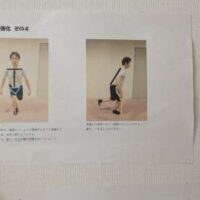 正しい姿勢と誤った姿勢の比較。左は背骨が一直線で股関節から曲がる安定したフォーム。右は腰が丸まり、膝主導で不安定になる姿勢。