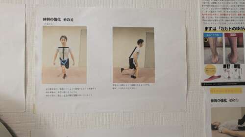 正しい姿勢と誤った姿勢の比較。左は背骨が一直線で股関節から曲がる安定したフォーム。右は腰が丸まり、膝主導で不安定になる姿勢。